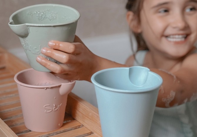 Wiaderka do kąpieli z silikonu z dziurkami Scrunch różowe, niebieskie, zielone